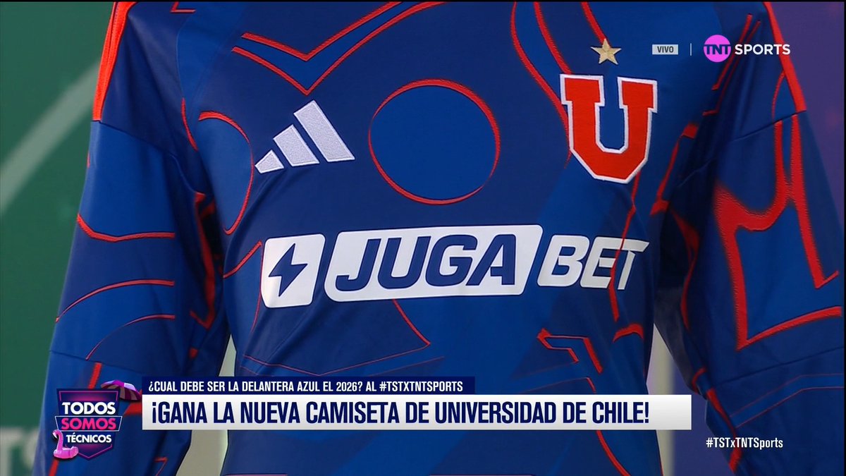 💙🎁🗣️ ¡ATENCIÓN, AZULES! Tenemos la nueva camiseta de #LaU y estamos regalando una. Si quieres participar por ella, responde usando el hashtag #TSTxTNTSports la siguiente pregunta: ¿Cuál debe ser la delantera del Romántico Viajero en el 2026? Adidas presenta la nueva Camiseta de Universidad de Chile 2026, que transmite toda su identidad y tradición. Encuéntrala en las tiendas oficiales de Adidas o en su aplicación