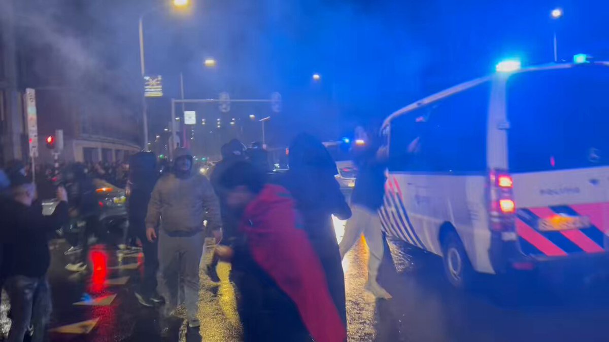 Het gaat mis in #DenHaag. Zwaar vuurwerk afgestoken en fans met gezichtsbeddeking. Ook net hard siervuurwerk tussen mensenmassa afgestoken. Ook vuurwerk richting politievoertuigen. #Marokko #AfricaCupOfNations