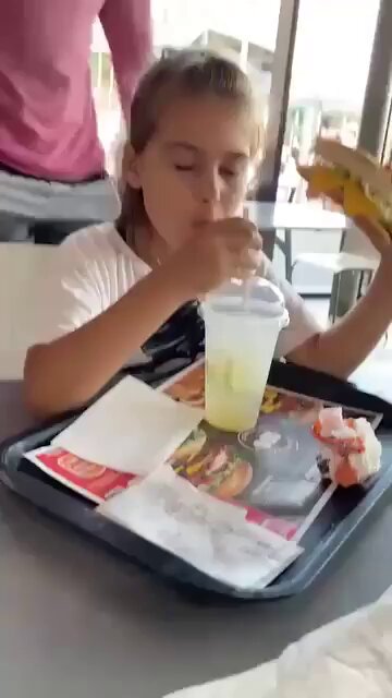 La reacción de esta niña al ver a su papá no tiene precio. Padre solo hay uno