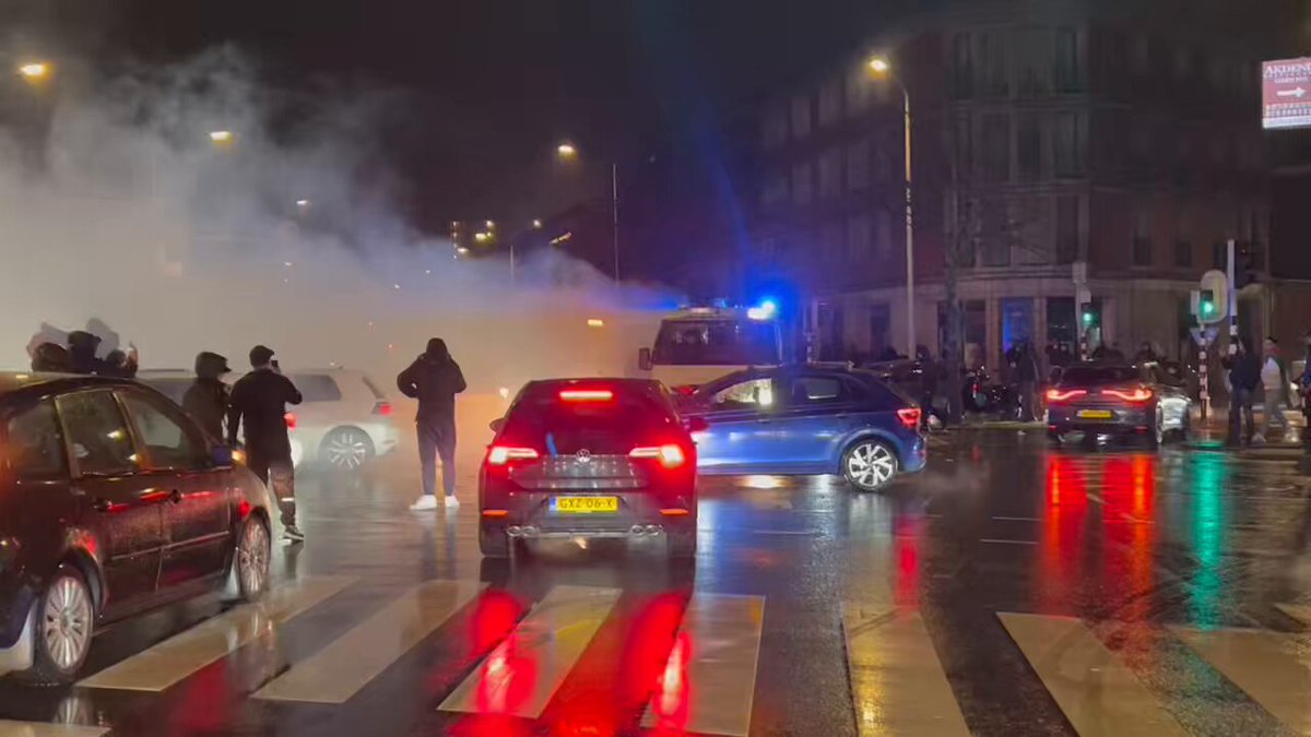 Zwaar vuurwerk naar politiebussen. Politie probeert mededeling te doen, maar is niet te verstaan. Op straat steeds meer gezichtsbedekking en relschoppers die zich ermee bemoeien. Ook net fietsen door de lucht richting politiebus. #schilderswijk #Marokko