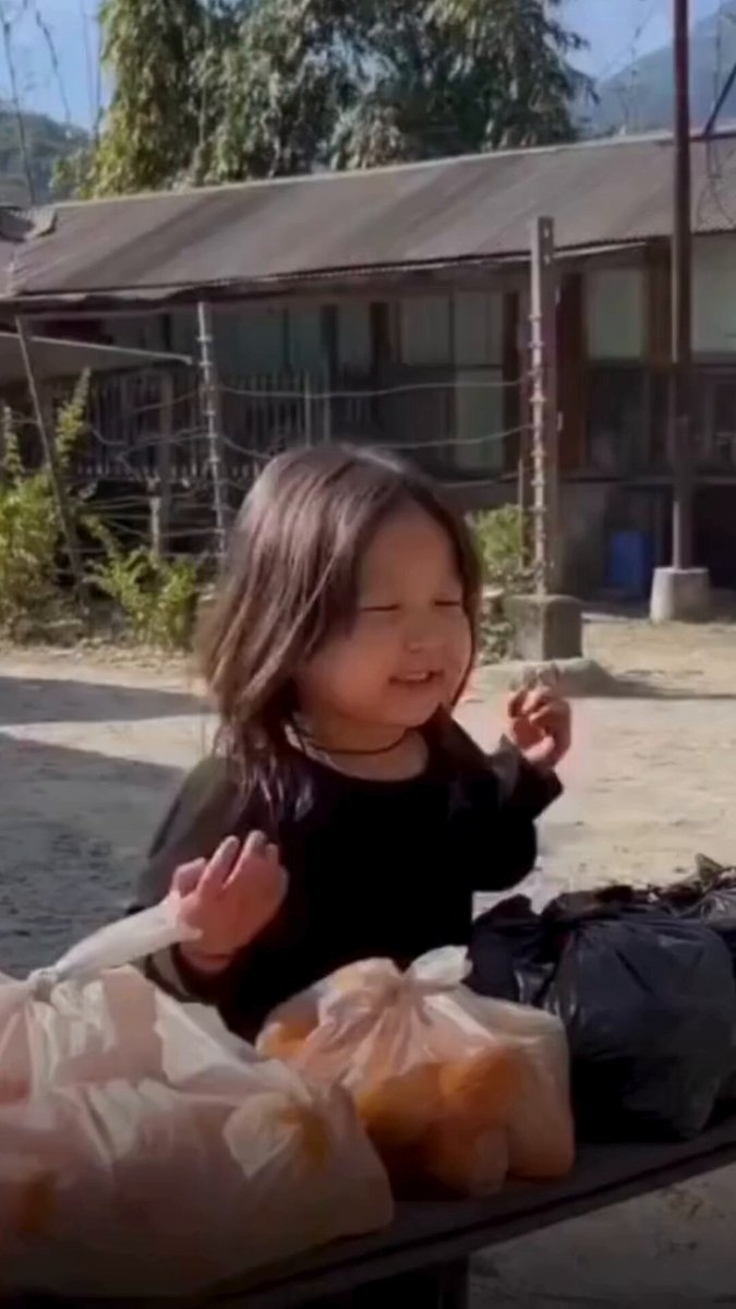 Little orange seller from Arunachal Pradesh wins hearts online