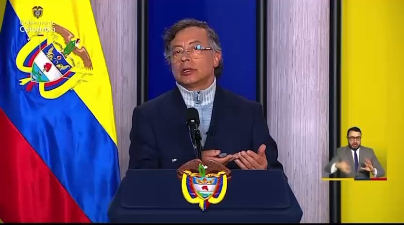 #POLÍTICA Comienza la primera alocución presidencial del año, el presidente Gustavo Petro (Gustavo Petro) defendiendo el incremento del 23% decretado para el salario mínimo del 2026, ante las demandas con las que intentan tumbar el aumento. “De dónde sacan que el salario sube los precios, cuando los alimentos están estables”, dijo.