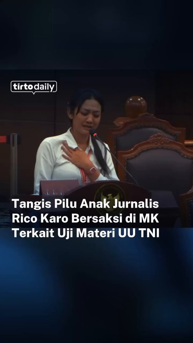 😭😭 Anak wartawan yang tewas dibakar di Kabupaten Karo, Sumatra Utara, Eva Miliani br Pasaribu, menyampaikan kesaksian penuh emosi dalam sidang pengujian materiil Undang-Undang Nomor 3 Tahun 2025 tentang Perubahan UU Nomor 34 Tahun 2004 tentang Tentara Nasional Indonesia atau UU TNI di Mahkamah Konstitusi (MK), Jakarta, Rabu (14/1/2026). Eva merupakan anak dari almarhum Rico Sempurna Pasaribu, jurnalis Tribrata TV Kabanjahe, yang tewas bersama istri, anak, dan cucunya akibat rumahnya dibakar pada Juni 2024. Dalam persidangan perkara Nomor 197/PUU-XXIII/2025, Eva menyatakan peristiwa itu kuat diduga berkaitan langsung dengan aktivitas jurnalistik ayahnya yang mengungkap bisnis judi ilegal. Sc: tirtoid