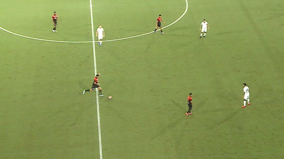 O gol que o Pelé não fez... mas um pouco diferente. Belezi! Lá do meio-campo!