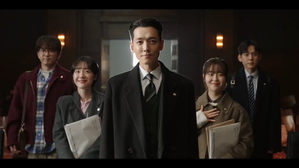 세상에는 늘 지기만 하는 사람들이 있다 아무리 노력해도 세상과 싸우는 게 힘에 부치는 사람들 그런 사람들 곁에 공변이 있다 지더라도 같이 지기 위해 #프로보노 #정경호 #소주연 #윤나무 #서혜원 #강형석