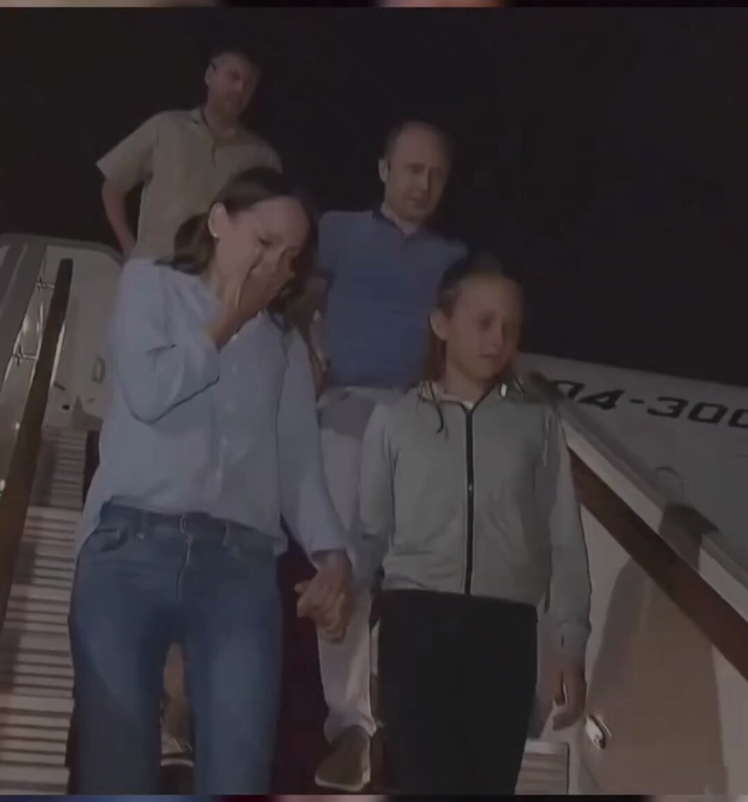 Russian President Putin personally greets Russian nationals freed in a prisoner swap with the US as they arrive in Moscow. This was one of Putin’s most powerful messages; Russia does not abandon its people 🔥