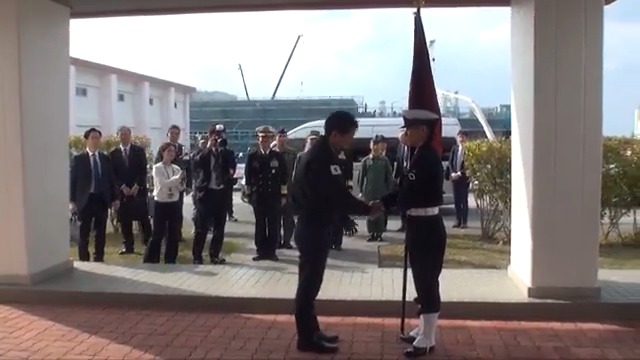 【防衛大臣部隊視察】 小泉防衛大臣の海上自衛隊第５航空群における視察の一部（大臣到着、大臣旗手上番申告、海空指揮官等との写真撮影）をお届けします。 #自衛隊 #海上自衛隊 #小泉防衛大臣 #部隊視察 #視察