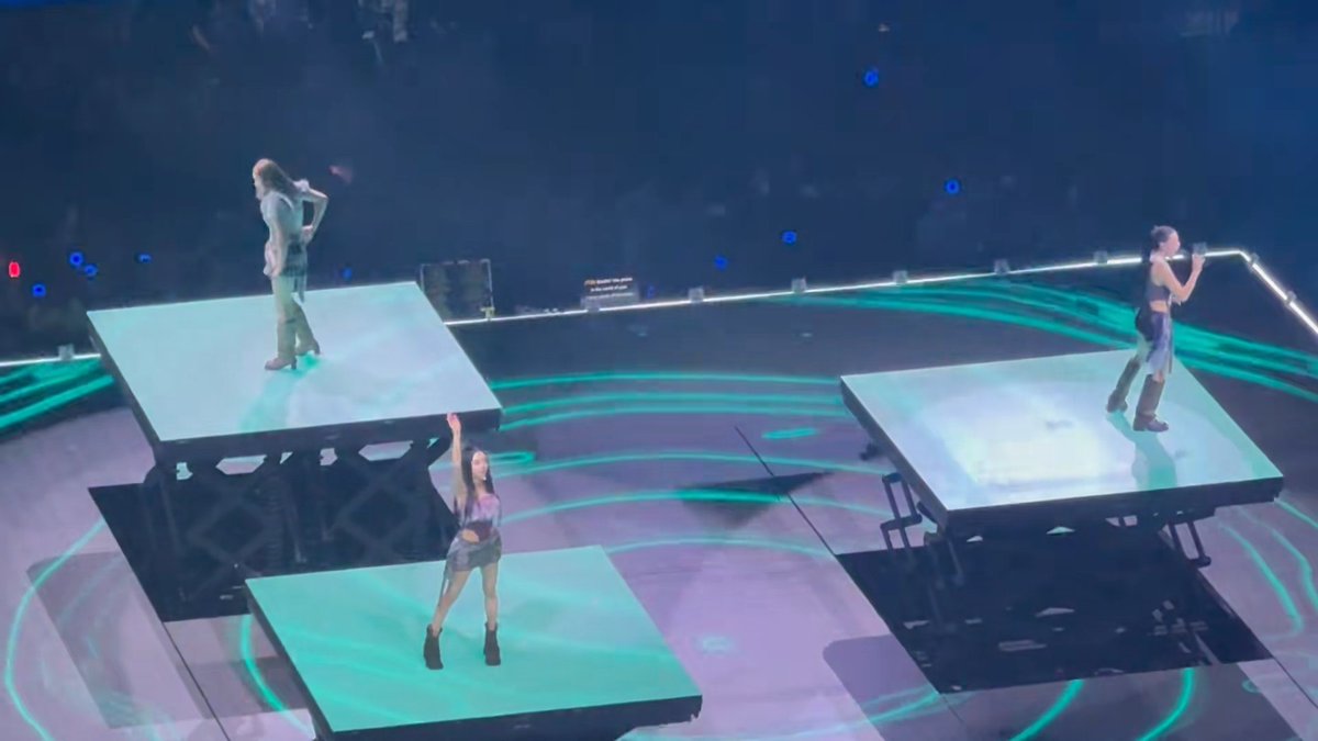 YOU CAN SEE THE HONMOON DURING TWICE'S TAKEDOWN STAGE OH THE PRODUCTION