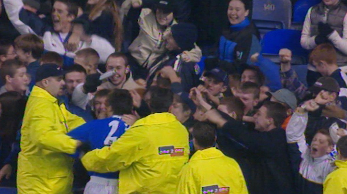 On this day in 2000, Joe-Max Moore scores his first goal for Everton in the 92nd minute to rescue a point against Tottenham in a 2-2 draw at Goodison Park 🔵⚽️🇺🇸 Just look at the Gwladys Street when the ball hits the net 🫂