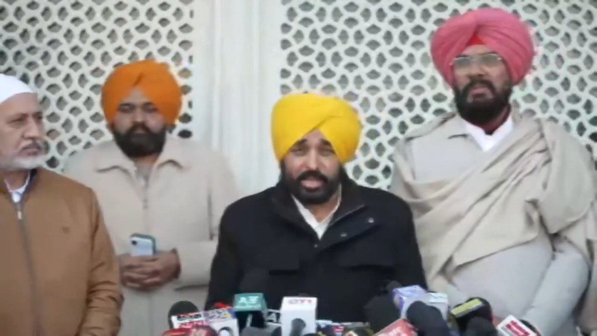 ਗਾਇਬ ਹੋਏ 328 ਸਰੂਪਾਂ ਨੂੰ ਲੈ ਕੇ ਸਿੰਘ ਸਾਹਿਬ ਜੀ ਨੇ SGPC ਨੂੰ ਹੁਕਮਨਾਮਾਂ ਜਾਰੀ ਕੀਤਾ ਹੈ ਕਿ ਸਰਕਾਰ ਨੂੰ ਸਾਰਾ ਰਿਕਾਰਡ ਦਿੱਤਾ ਜਾਵੇ। ਅਸੀਂ ਗੁਰੂ ਸਾਹਿਬ ਜੀ ਦੇ ਅਣਅਧਿਕਾਰਤ ਪਾਵਨ ਸਰੂਪਾਂ ਨੂੰ ਲੱਭਣ ਲੱਗੇ ਹੋਏ ਹਾਂ। SIT ਲਗਾਤਾਰ ਇਸ ਮਾਮਲੇ ਦੀ ਡੂੰਗਾਈ ਨਾਲ ਜਾਂਚ ਕਰ ਰਹੀ ਹੈ। ---- गायब हुए 328 स्वरूपों को लेकर सिंह साहिब जी ने SGPC को हुक्मनामा जारी किया है कि सरकार को पूरा रिकॉर्ड दिया जाए। हम गुरु साहिब जी के अनधिकृत पावन स्वरूपों की तलाश में लगे हुए हैं। SIT लगातार इस मामले की गहराई से जाँच कर रही है।