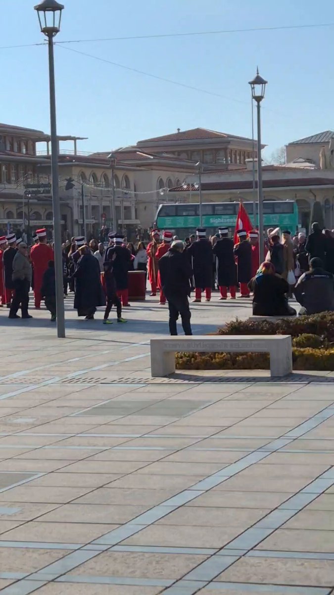 An itibari ile Konya'da güneşli, güzel bir kandil cuması. Ne çok ziyaretçi var 🩵