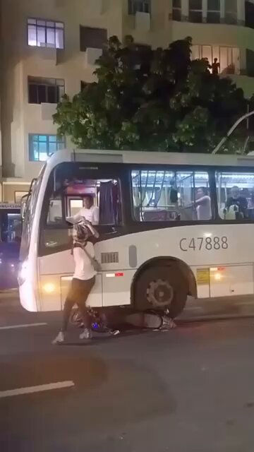 Na noite passada teve uma confusão entre um motorista de ônibus e um motoqueiro no Leblon, o motorista passou por cima da moto.