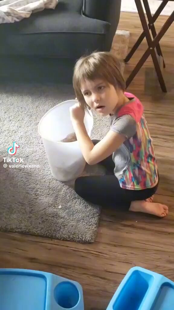 So my 7-year-old daughter decided to give herself a haircut today. No appointment, no warning, just confidence. On the bright side, she had the courtesy to do it over the waste basket — very professional, very salon-ready. ✂️ On the other hand… she still cut her own hair. Now I’m stuck wondering: Is this the first sign she’ll be a future hairdresser? Or do I get upset and ignore the impressive planning skills involved? Parenting really keeps you guessing 😅