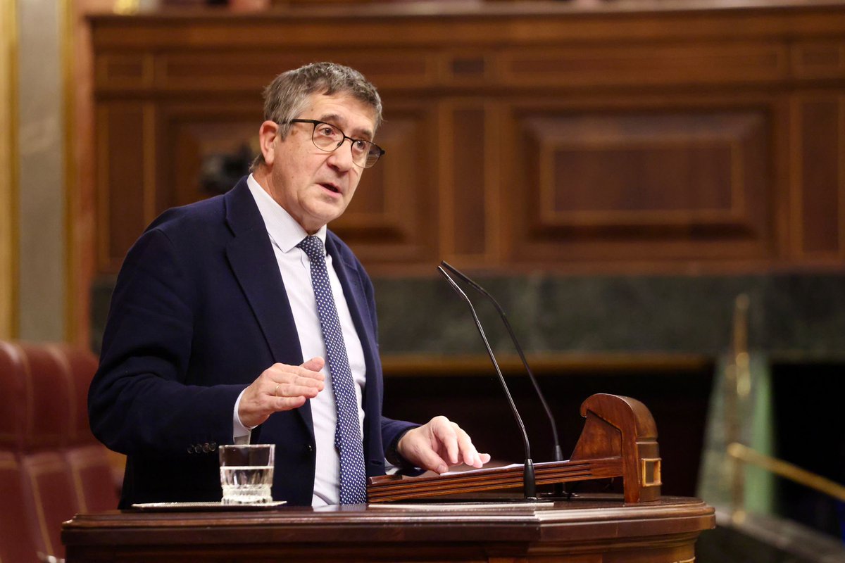 Fue el Gobierno de M. Rajoy el que avaló a Zapatero como enviado especial de la UE para Venezuela. Hoy todo el mundo reconoce que su labor ha sido fundamental para la liberación de los presos políticos. Ojalá tuvieran una décima parte del respeto que él ha demostrado. Ninguno de ustedes le llega a la altura de las zapatillas.