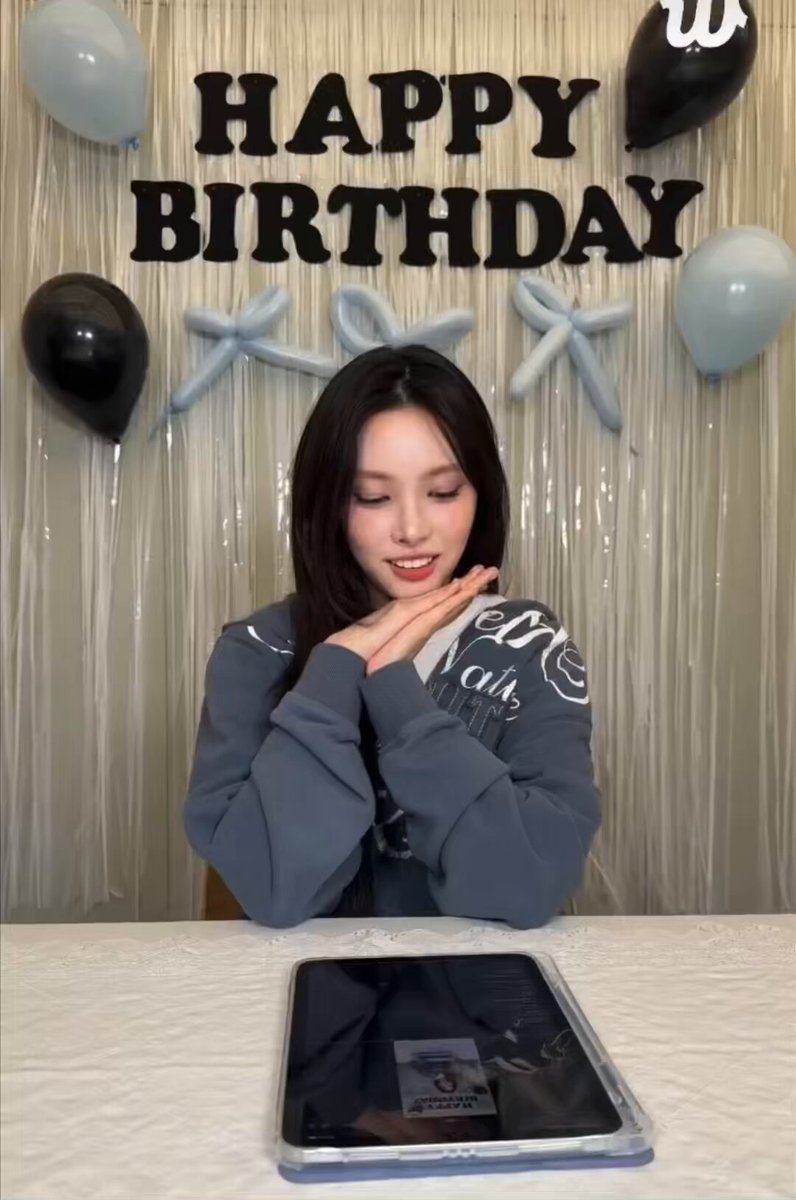 i’m crying yunah said that earlier today minju suddenly hugged her and called her “unnie!” and yunah was like “aren’t you going to be 23 as well” then minju replied “but for now you’re a year older!” so yunah said “park minju ssi you’re going to be the same age as me in 4 months” jdhddhhdd