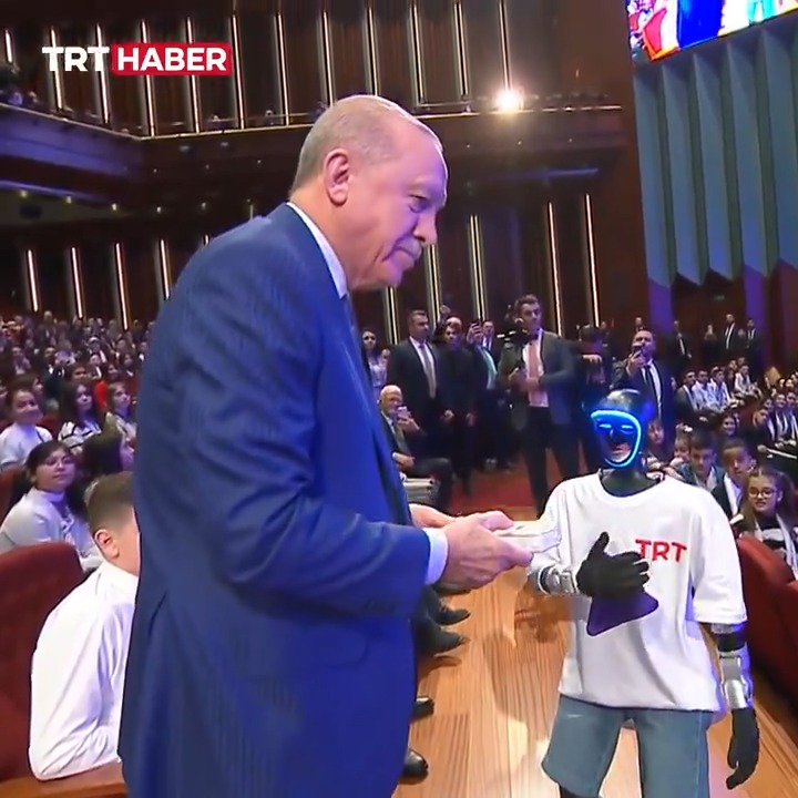Cumhurbaşkanı Erdoğan, TRT Genç kanalının açılışını Türk mühendislerce geliştirilen 'Robo Genç'in getirdiği kumandayla yaptı.