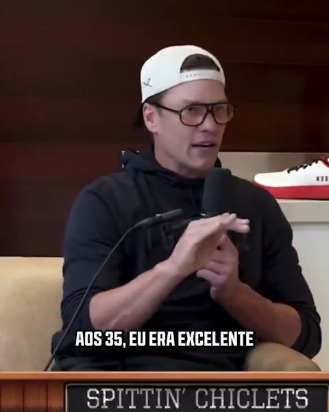 “Aos 25 anos, eu era bom. Aos 35, eu era excelente. Aos 45, eu era o mestre desse esporte.” Uma aula do GOAT Tom Brady 🎥: Spittin' Chiclets