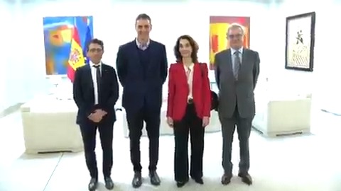 El presidente Pedro Sánchez se ha reunido con la CEO de Veolia, Estelle Brachlianoff. Han abordado los retos de la emergencia climática y las iniciativas del Gobierno para garantizar el liderazgo del país en la gestión de agua, residuos y energía. ℹ