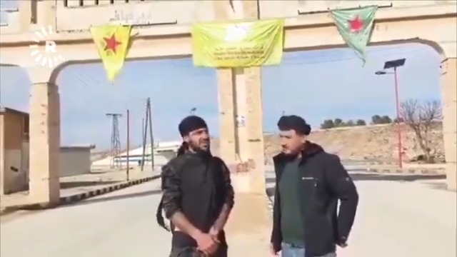 #VÎDEO - 2 şervanên ji Kobaniyê li Dêr Hafirê peyama berxwedanê didin 💢 2 şervanên HSDyê li ber deriyê bajarê Dêr Hafirê qala rewşa dawî dikin Şervan Ebû Hemê: 🎙 ❝Hemû gotegotên ku dibêjin rewş xirab e û xelk ji Dêr Hafirê derdikeve ne rast in❞ 🎙 ❝Carinan şerên biçûk çêdibin lê bila baweriya gel hebe û ji her tiştî bawer nekin❞ #Rojava