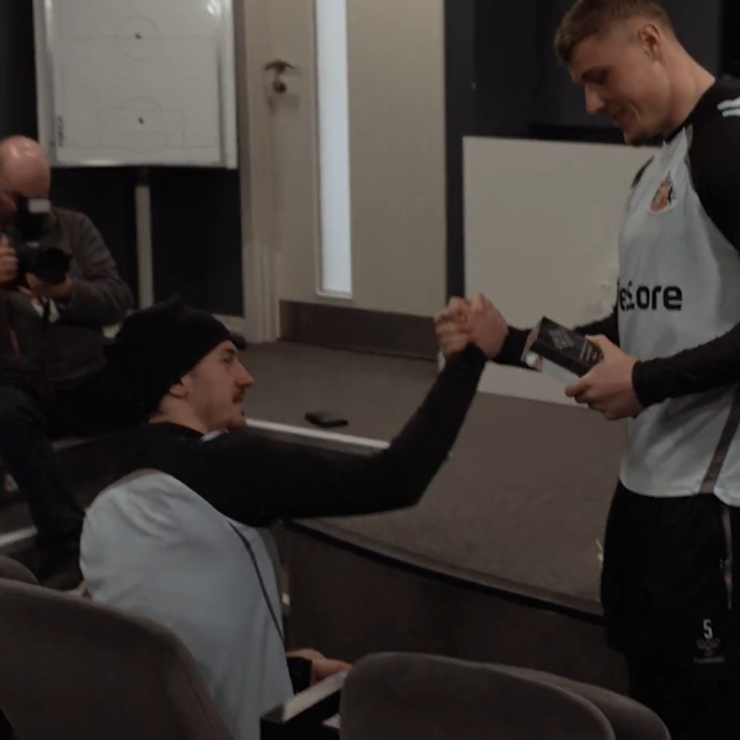 Surprise delivery for Trai Hume 🤫🏆 #GAWA Sunderland AFC
