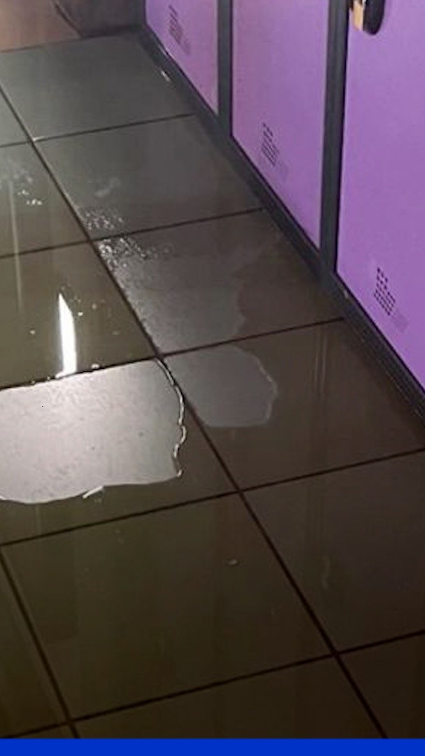 💬 "Des seaux remplis d'eau noire, sale, partout sur le sol de l'établissement" ➡️ En Normandie, les élèves du lycée George Baptiste de Canteleu filment l'état de dégradation de l'établissement
