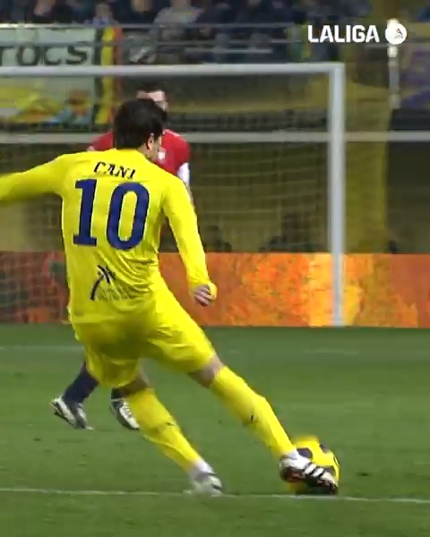 ✨ Increíble. Espectacular. Maravilloso. Tal día como hoy, ¡Cani hacía ESTE GOLAZO desde medio del campo para el Villarreal CF en LALIGA EA SPORTS! LALIGAHistory