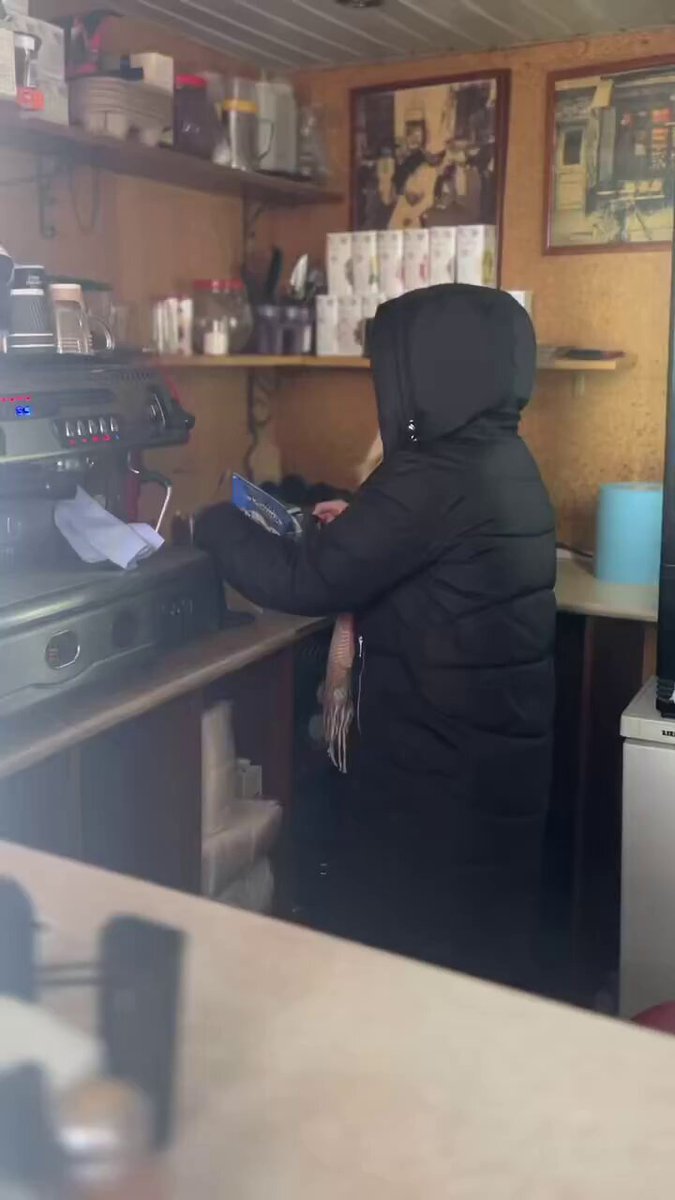 Ce café de Kyiv reste ouvert même pendant une panne de courant de 7 heures. Bien qu’ils n’aient pas assez de puissance pour chauffer le local, ils vous serviront le meilleur café de Kyiv. Rien ne les arrête : ni la neige, ni le froid extrême, ni les russes.