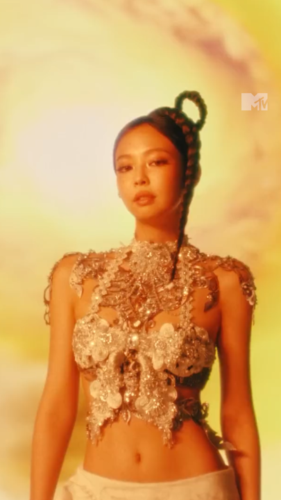 A It Girl suprema! 💅🎂 Feliz vida, JENNIE! Quem mais tem ela como meta de vida? 🛐💖 #MTVMúsica #JENNIE