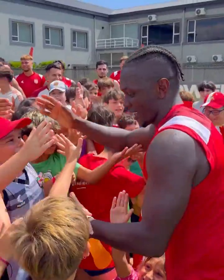 🤩 ¡Una mañana junto a sus ídolos! Los más pequeños de la Colonia visitaron el entrenamiento del plantel profesional y se llevaron un gran recuerdo. ¡Saludos, fotos, abrazos! ❤️🇦🇹