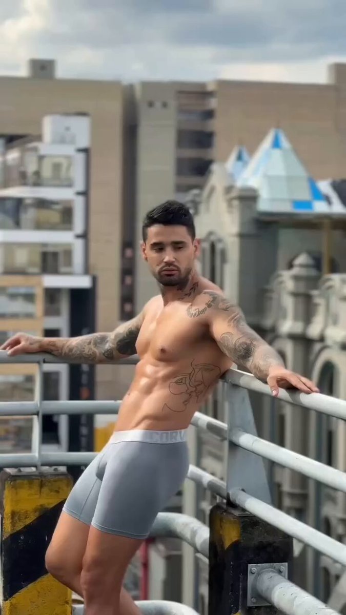 Cuándo es que este GAÑÁN empieza a dar contenido? Pff! Va pa' #LavaPerros 2.0 que se las boga... #Tebi #TebiBernal #DesafíoDelSigloXXI #LaCasaDeLosFamososCol