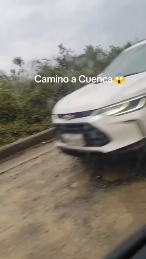 La vía a Cuenca está hecha pedazos. Este gobierno ha destruido adsulamente TODO