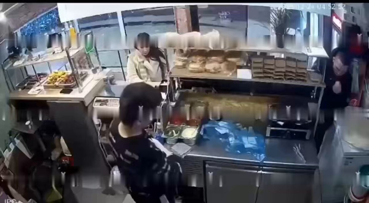 🔴Rusya’da bir adam, yemeği beğenmediği için restoran çalışanına tezgahtan aldığı maşayı saplamaya çalıştı. ▪️Olayı duyan çevredeki vatandaşlar, saldırganı döverek iş yerinden çıkardı.