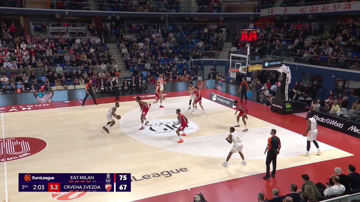 Miler-Mekintajer vezuje pertlu, protivnik postiže poene... #kkcz #zvezda #olimpia #milano #euroleage #cmm