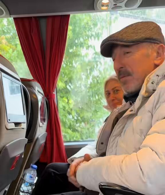 İlk doktor maaşıyla anne ve babasını tatile gönderen genç: “Ailem ben okurken bana daha iyi bir hayat sunabilmek için yıllarca tatil yapamadılar, doktor oldum hediye olarak tatile çıkardım yüzlerindeki mutluluğa bakın…”