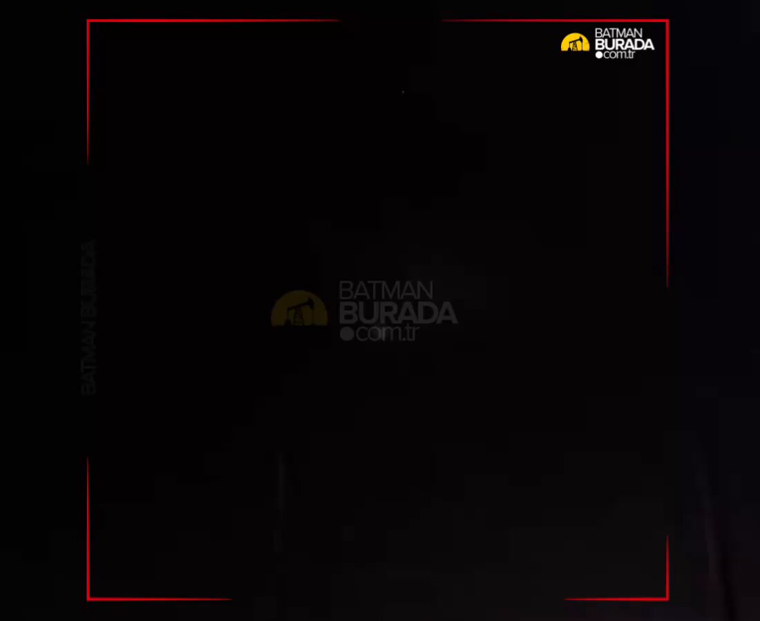 🟡 BEŞİRİ SEMALARINDA TANIMLANAMAYAN CİSİM PATLADI ▪️ Batman’ın Beşiri ilçesinde akşam saatlerinde gökyüzünde görülen tanımlanamayan bir cisim paniğe neden oldu. ▪️ Bir vatandaşın cep telefonuyla kayda aldığı görüntülerde, gökyüzünde ilerleyen ışıklı cismin kısa süre sonra parlak bir şekilde patladığı anlar yer aldı. ▪️ O anlar ilçede tedirginliğe yol açarken, cismin ne olduğu henüz netlik kazanmadı.