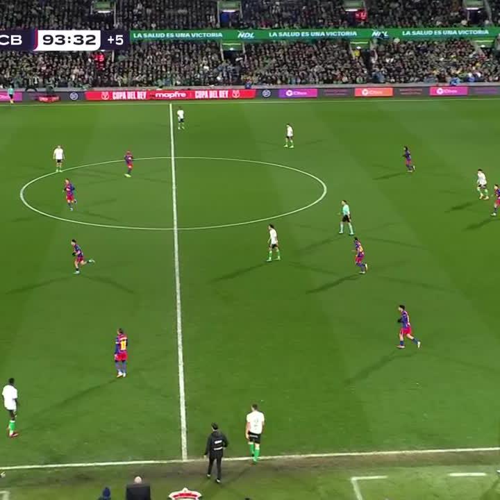 Gestern schmeißt ein Zweitligist Real aus dem Pokal - heute hat ein Zweitligist gegen Barca bei 0:1-Rückstand in der Nachspielzeit DIESE Chance... #DAZNmoment #CopaDelRey