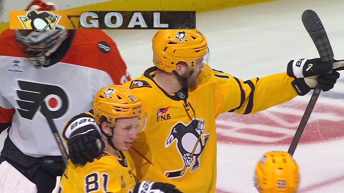 Look at these beautiful slap passes 🐧 📺: ESPN ➡️