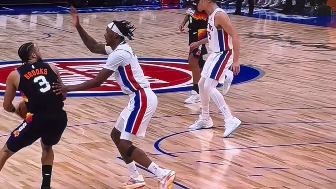 Dillon Brooks lost the ball and started swinging 😭