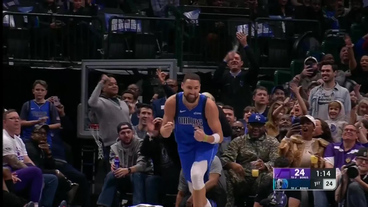 Klay Thompson was all smiles as he moved to No. 4 in all-time 3-pointers made 🔥