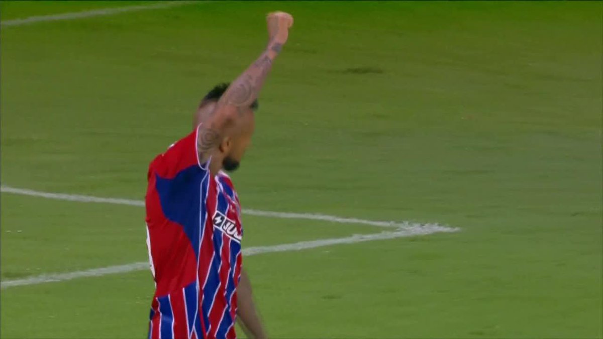 Me parece INCREÍBLE que hace un par de horas ahí estaba él mirando y festejando la clasificación de Chile a la final jajajaja 👏🏼