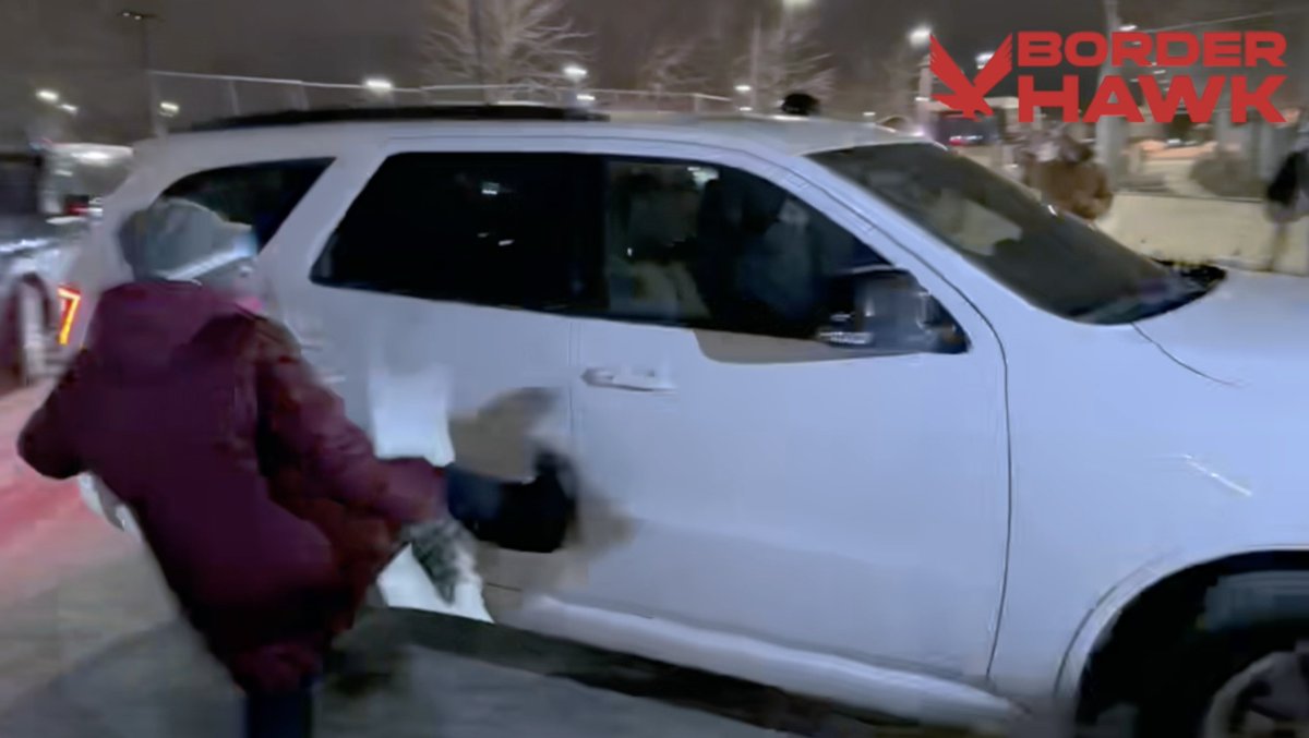 ๐จ๐บ๐ธ BREAKING: OFFICIALS FLEE BESIEGED MINNEAPOLIS FEDERAL BUILDING Protesters kicking vehicles and hurling projectiles as federal staff evacuate. Even Mayor Frey admits this isn't sustainable.