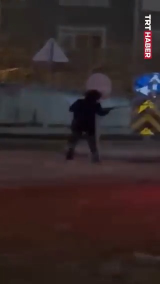 Samsun'da yaşayan 14 yaşındaki Kadir Emir, karla kaplanan trafik levhalarını fırçayla temizledi.