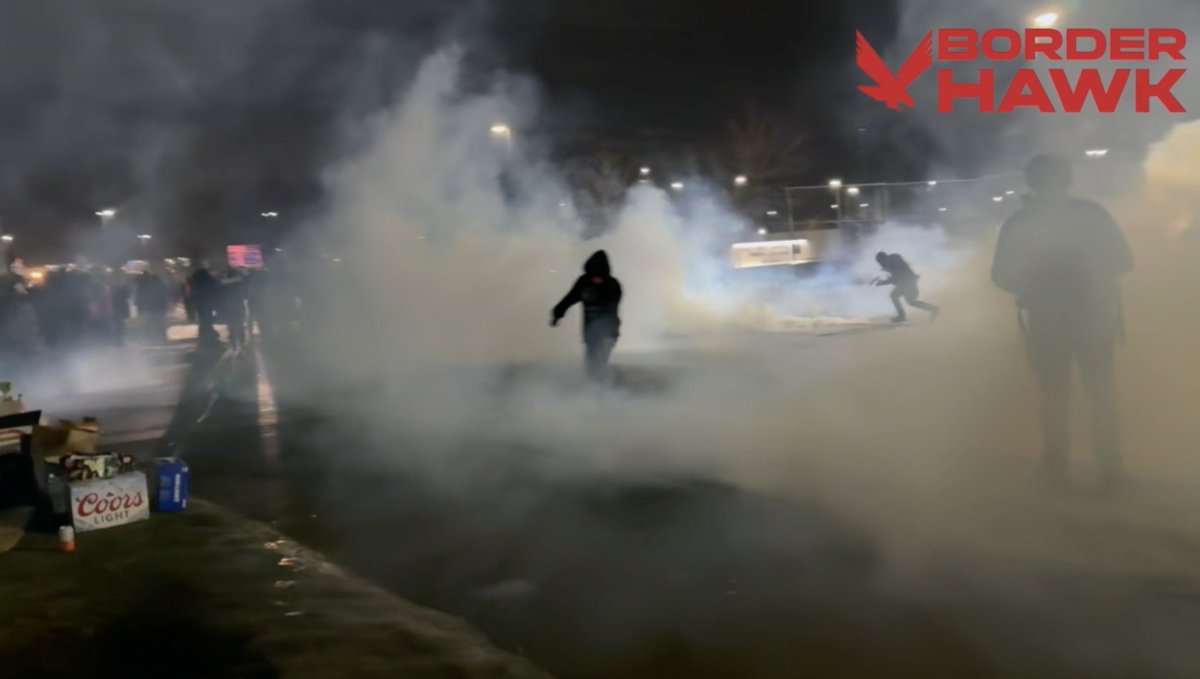 هذا حال مدينة مينيابوليس منذ ان قتلت سلطات الهجرة سيدة امريكية منذ اكثر من اسبوع. الضباط يستخدمون الذخائر الثقيلة بينما يهاجم المتظاهرون المركبات الفيدرالية المغادرة.