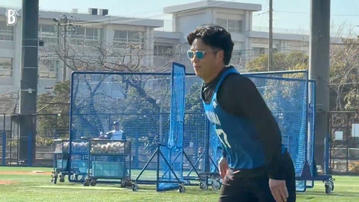 アジリティメニューに取り組む #片山皓心 選手🏃‍♂️ ...と、今年も変わらず元気な声を響かせる #津村厚志 トレーナー！📣 #新人合同自主トレ #DOCK #baystars