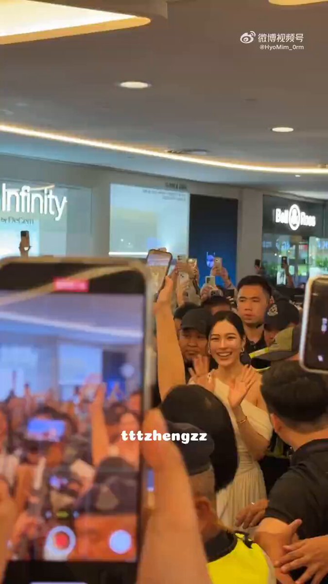 พี่สาวมาเล : “ หลิงหลิง คอง หลิงหลิง คอง ลลค !! ” ปลื้มมากกก คนมารอต้อนรับตั้งแต่ในห้างทุกชั้นยาวไปถึงข้างนอกห้าง กลิ่นความเฟมัสตะโกน ดีใจกับพี่เขามาก มีคนรักพี่เยอะมาก ๆ เลย LINGLING EUCERIN ASEAN PST #LinglingXEucerinInMalaysia