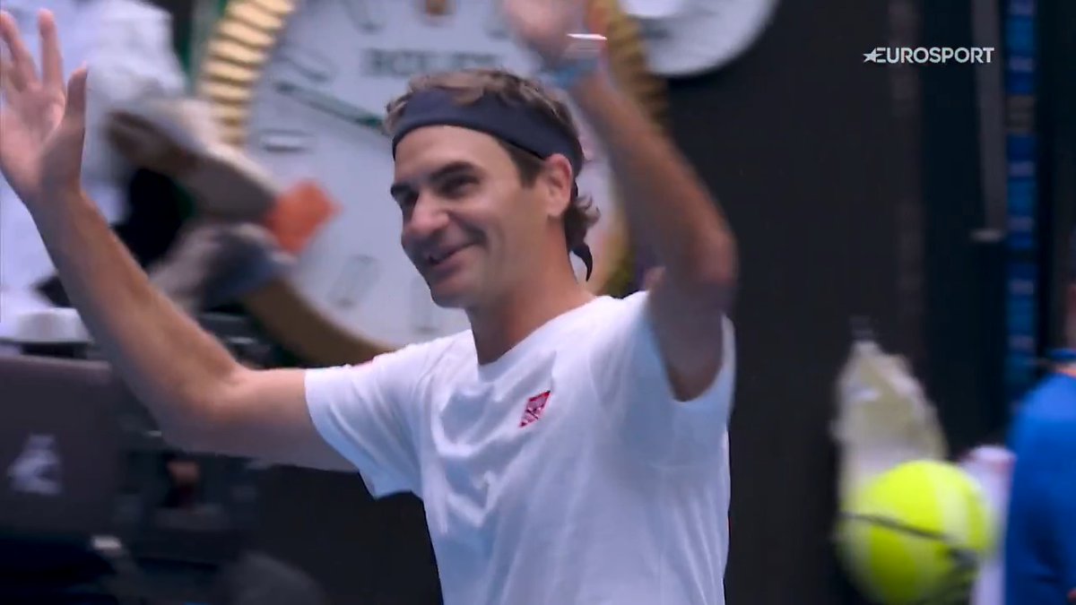 🥹👑🇨🇭 "𝘠 𝘦𝘭 𝘮𝘶𝘯𝘥𝘰 𝘮𝘦 𝘱𝘢𝘳𝘦𝘤𝘦 𝘮á𝘴 𝘢𝘮𝘢𝘣𝘭𝘦, 𝘮á𝘴 𝘩𝘶𝘮𝘢𝘯𝘰..." Roger Federer vuelve a vestirse de corto en el #AusOpen para jugar un tiebreak con Casper Ruud, ante la atenta mirada de Djokovic 📺 Todo el #AO2026, en Eurosport y HBO Max España