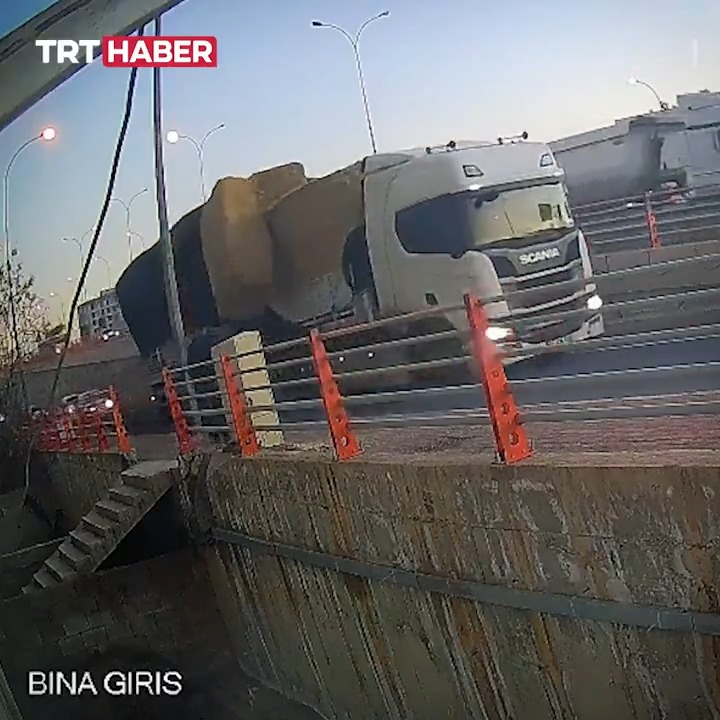 Şanlıurfa'da kaldırımda yürüyen bir kişi, seyir halindeki tırdan düşen saman balyasının altında kalmaktan kıl payı kurtuldu.