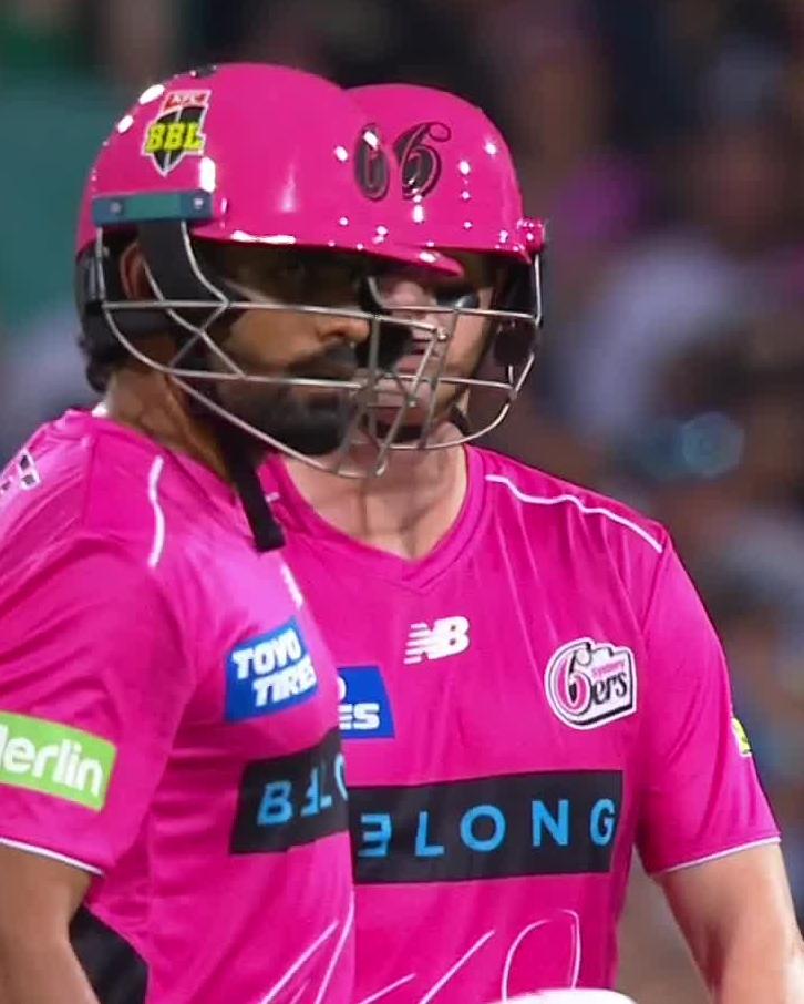 "They've said no run to that." Steve Smith knocked a run back off the bat of Babar Azam, so he could have the strike for the Power Surge! #BBL15