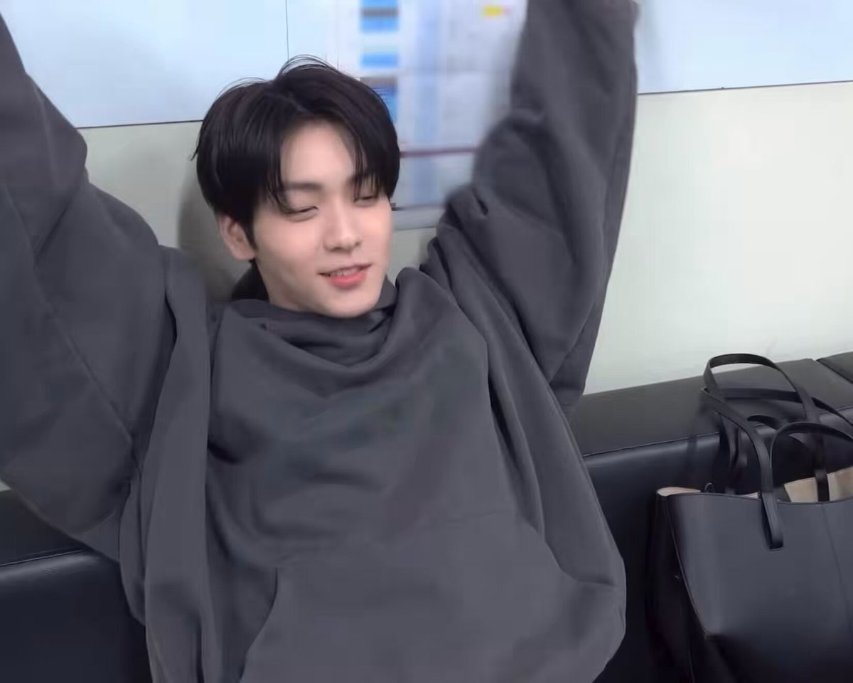 soobin said he was stopped by security on his way back from the bathroom at the venue, they don't usually need entry pass, the security must have not understood when he said he was the artist so he started dancing and then they let him in 😭