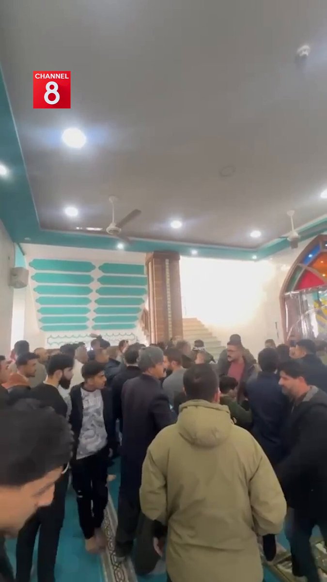 Xelkê nehişt mela xutbeya xwe temam bike û berdanê ji mizgeftê. 🔴 Melayekî li mizgeftekê li Silêmaniyê xwest di xutbeya xwe de behsa HSDyê û şervanên Kurd bike, wan kêm bike û sivikatiyê bi berxwedana Rojava bike; lê xelk li dijî wî derketin û ew ji minberê daxistin û berdanê ji mizgeftê.